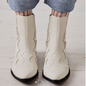 NIB free people Coconuts by Matisse
Cavalier Western Bootie 7.5